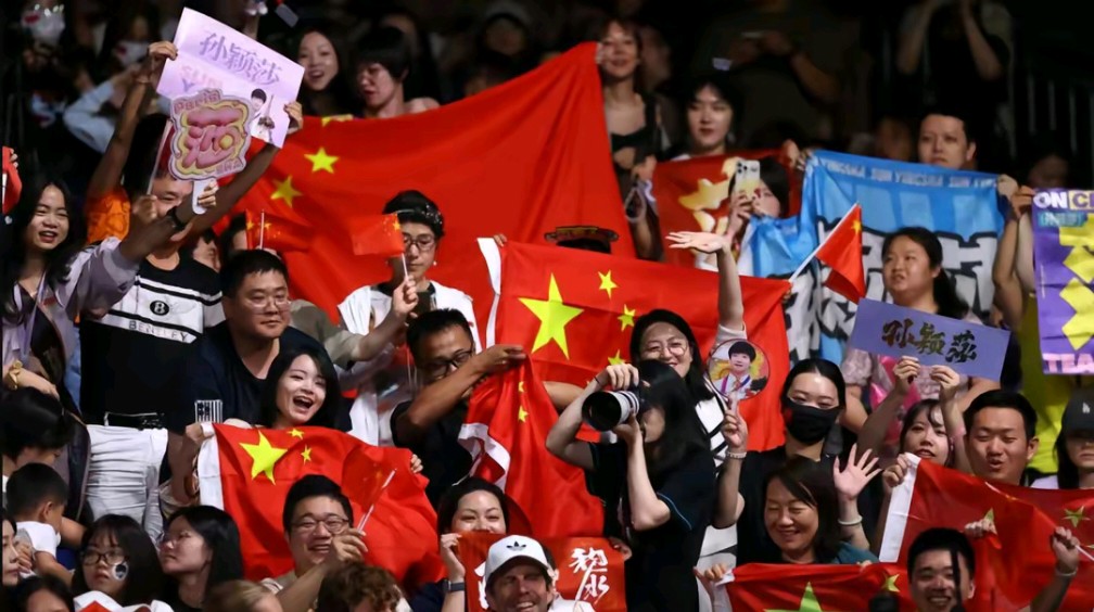 败北引发热议！，德罗巴在RNG比赛中晋级下一阶段赛场气氛高涨的简单介绍